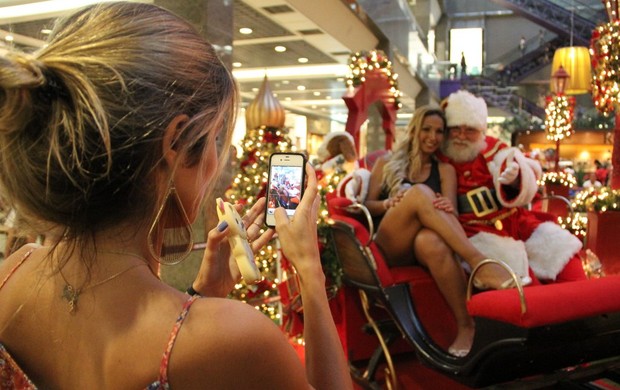 Valesca Popozuda tira foto com o Papai Noel em shopping do Rio (Foto: Marcus Pavão / AgNews)
