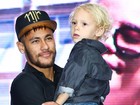 Ao lado do pai e do filho, Neymar inaugura instituto que leva seu nome
