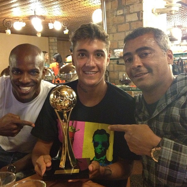 Romarinho posa com taça de campeonato brasiliense ao lado do pai, Romário, e Fábio Braz (Foto: Instagram)
