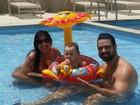 Priscila Pires posa na piscina com família: 'Sábado de sol'