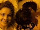 Fernanda Gentil posta foto na cama com os filhos: 'Bom dia'