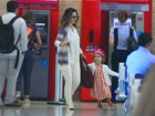 Filha de Guilhermina Guinle usa tiara de princesa em aeroporto do Rio
