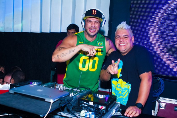 Kléber Bambam e DJ Tartaruga em boate no Rio (Foto: Raphael Mesquita/ Divulgação)