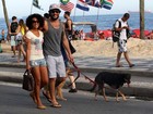 Sorridente, Sheron Menezzes passeia com o namorado e o cachorro no Rio