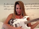 Sem roupa, Cristina Mortágua posa na cama 'coberta' por guitarra