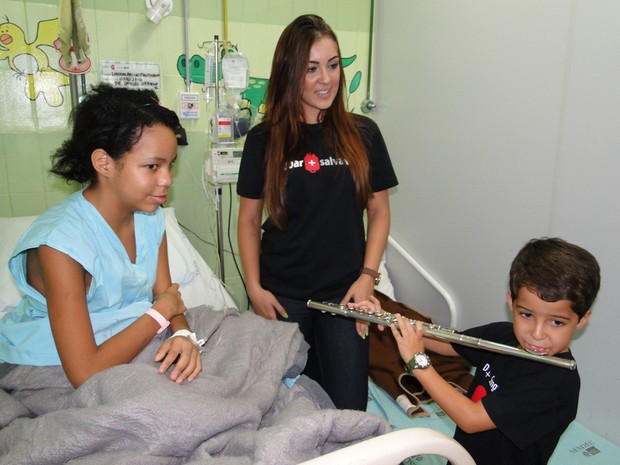 Luiz Felipe Mello, filho de Morena em “Salve Jorge”, visita pediatria de hospital  (Foto: Eduardo Cardoso/Divulgação)