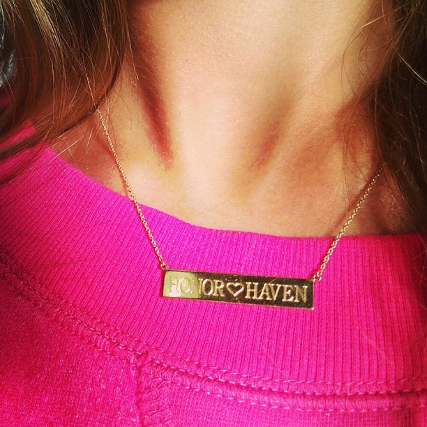 Jessica Alba usa pingente com os nomes da filhas (Foto: Instagram/ Reprodução)