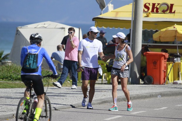 Juliano Cazarré e sua esposa correndo na orla da Barra da Tijuca, RJ (Foto: Dilson Silva / Agnews)