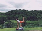 Rubia Baricelli faz pose de ioga com amiga: 'Macaquices'
