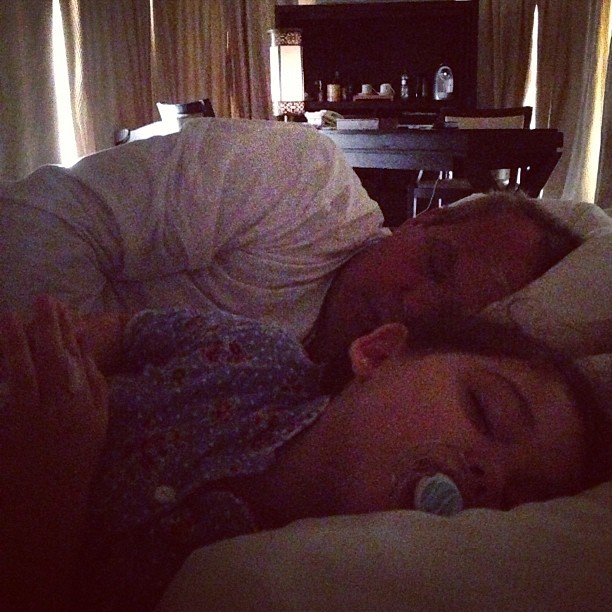 Tânia Mara posta foto do marido, Jayme Monjardim, e da filha, Maysa, dormindo (Foto: Instagram)