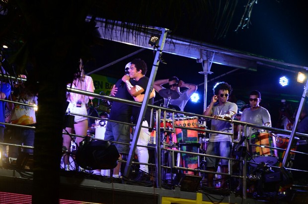 Rafael Cortez canta com a banda Timbalada em trio no circuito barra ondina (Foto: AgNews  / AgNews)
