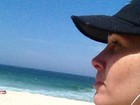 Andréia Sorvetão caminha à beira-mar: 'Sem horário para malhar'