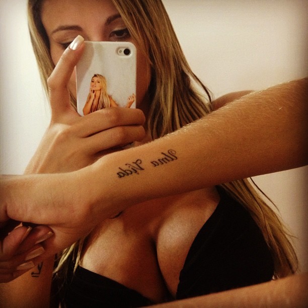Andressa Urach exibe os seios (Foto: Instagram)