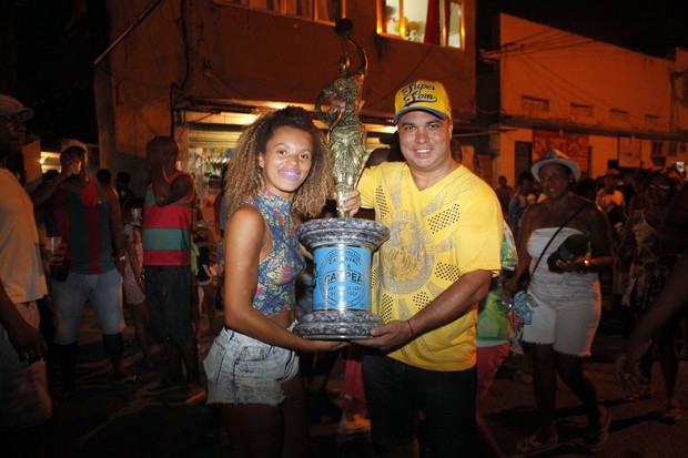 Caroline Marins, rainha de bateria da Paraíso do Tuiuti, e o diretor de bateria, Carlos (Foto: Isac Luz/EGO)