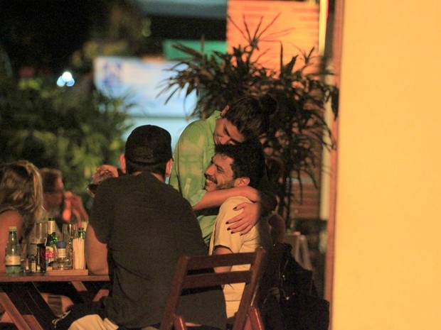 Fernanda Paes Leme com rapaz em bar na Gávea, Zona Sul do Rio (Foto: Delson Silva/ Ag. News)