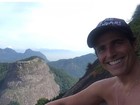 Reynaldo Gianecchini, sem camisa, tira foto no alto da Pedra da Gávea, no Rio