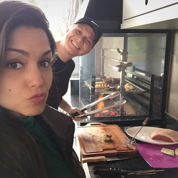 Thais Fersoza e Michel Telló fazem churrasco (Foto: Instagram / Reprodução)