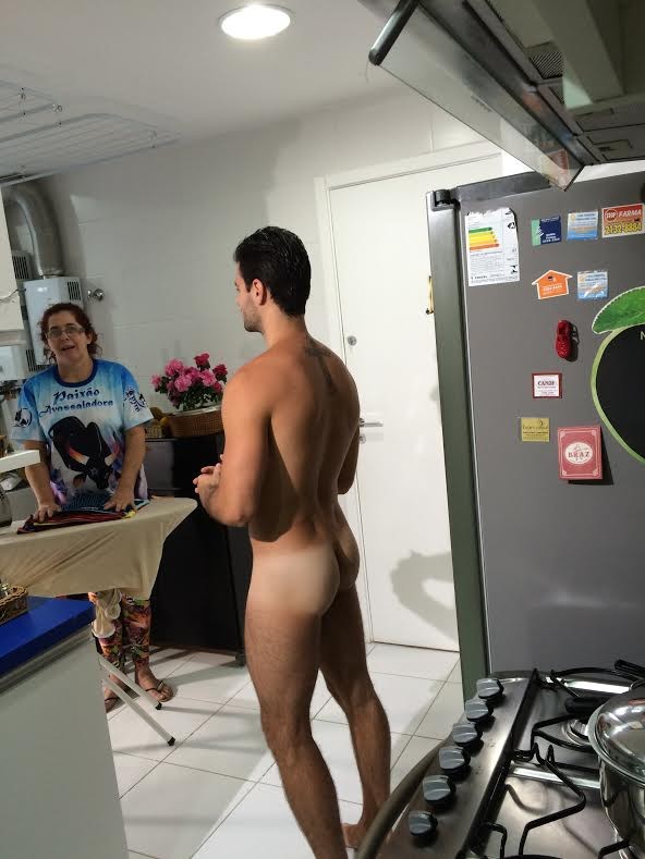 Lucas Malvacini fica nu em vídeo (Foto: Divulgação)
