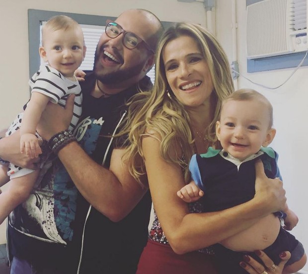 Tiago Abravanel e Ingrid Guimarães com os gêmeos que se revezam no papel de Genesinho (Foto: Reprodução/Instagram)