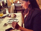 Saindo da dieta! Anitta se esbalda com morango e leite condensado