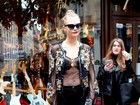 Look do dia: Cara Delevingne aposta em blusa com transparência em Paris