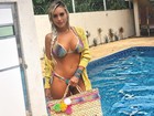 Grávida, Leticia Santiago posa de biquíni em tarde na piscina