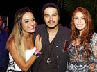 Ex-BBBs Amanda e Leticia posam com Luan Santana em show