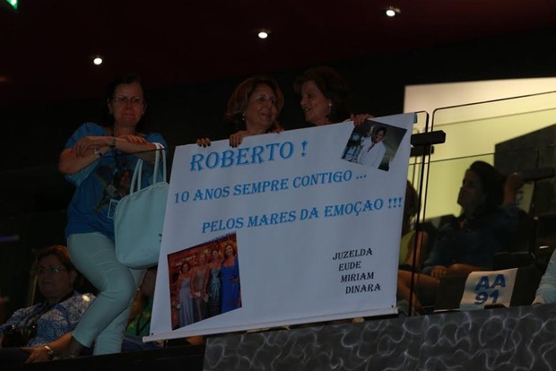 Fãs de Roberto Carlos seguram cartaz (Foto: Ricardo Leal/Foto Rio News)