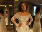 Roberta Almeida experimenta vestido de noiva para desfile
