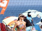 Fernanda Lima vai à praia do Rio com maiô engana mamãe