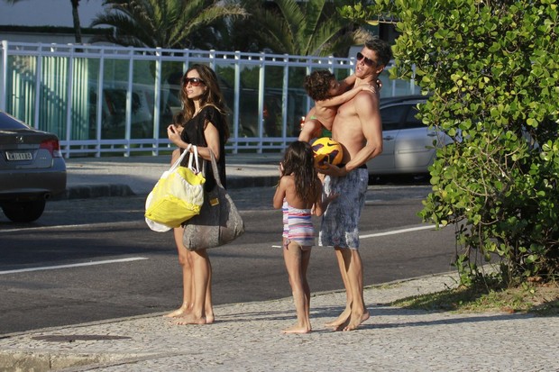 Marcio Garcia com a familia na praia (Foto: Dilson Silva/ Ag. News)