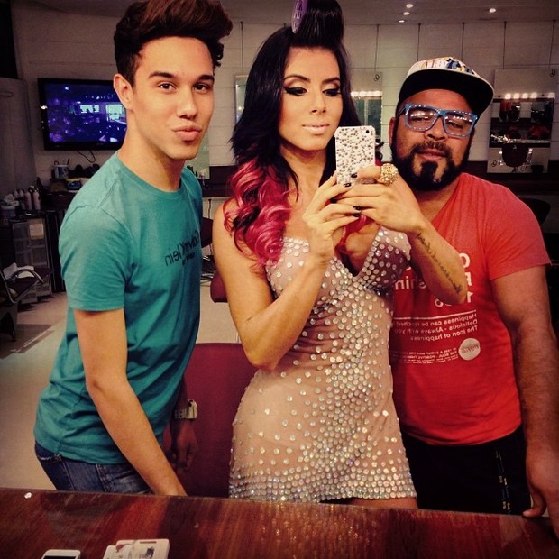 Ex-panicat Thais Bianca posa com amigos (Foto: Instagram/ Reprodução)