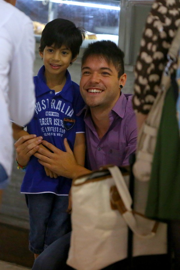 O ex-BBB Nasser tira foto com fãs no aeroporto Santos Dumont (Foto: Marcello Sá Barreto / AgNews)