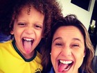 Fernanda Gentil posa com sósia mirim de David Luiz