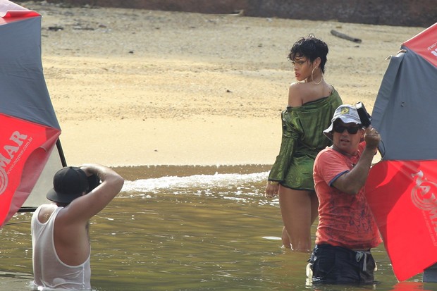 Rihanna faz ensaio em Angra dos Reis (Foto: Delson Silva / AgNews)