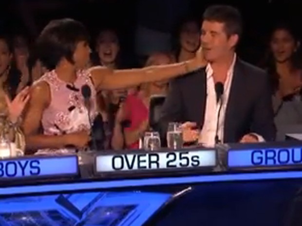 Kelly Rowland e Simon Cowell no &#39;The X Factor&#39; (Foto: Youtube/ Reprodução)