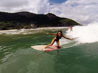 Dani Suzuki mostra boa forma em dia de surf