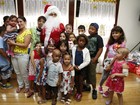Luigi Baricelli se veste de Papai Noel e faz a alegria das crianças