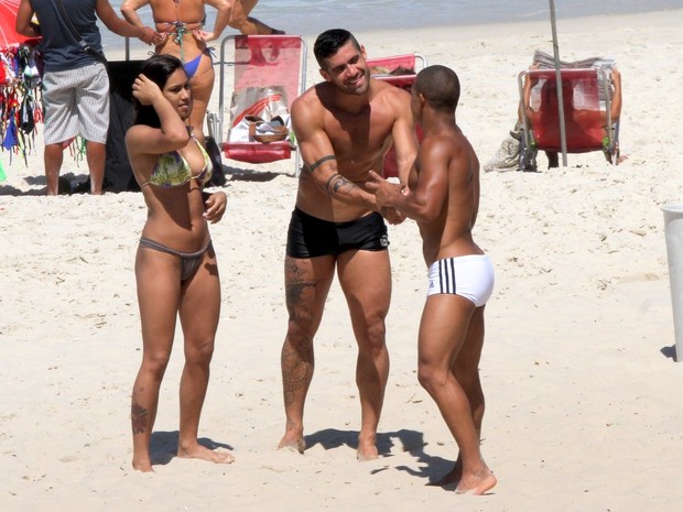 Yuri, ex-bbb, na praia com fãs (Foto: Marcos Ferreira / FotoRioNews)
