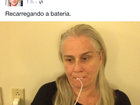 Vera Holtz põe carregador de celular na boca: 'Recarregando a bateria'