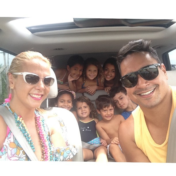 Carla Perez e Xanddy com crianças no carro (Foto: Instagram / Reprodução)