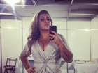 Preta Gil posa com vestido decotado antes de show em Florianópolis