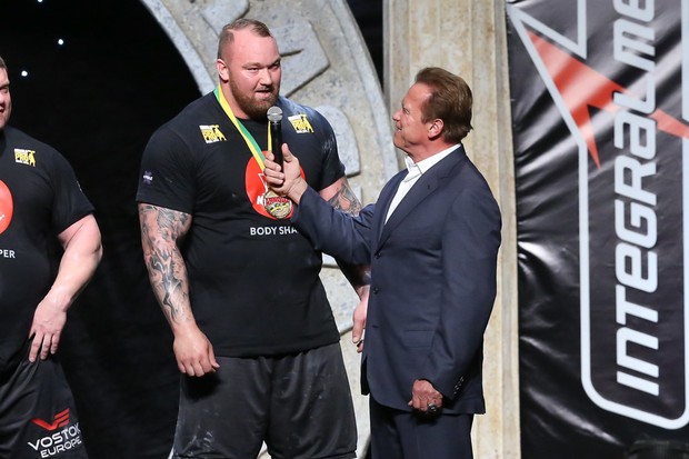 Arnold Schwarzenegger entrega prêmio para Hafþór Júlíus &quot;Thor&quot; Björnsson (Foto: Roberto Filho/Brazil News)