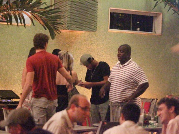 Neymar dá autógrafo em restaurante na Zona Oeste do Rio (Foto: Dilson Silva/ Ag. News)