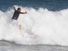 Humberto Martins leva caldo ao surfar no Rio
