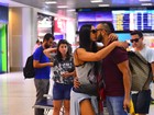 Gracyanne Barbosa e Belo trocam beijinhos em aeroporto do Rio