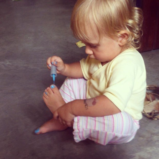 Carolinie Figueiredo posta foto da filha, Bruna Luz, pintando a unha do pé (Foto: Instagram / Reprodução)