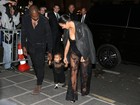Que fofo! Kim Kardashian e Kanye West ajudam a filha a andar