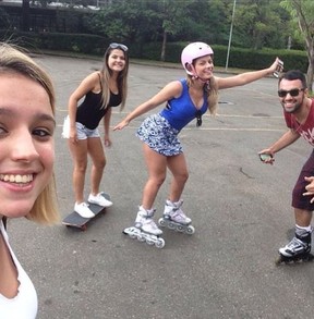 Babi Rossi com a irmã e amigos (Foto: Reprodução_Instagram)