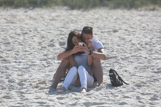 Olivier Giroud, jogador da França, e namorada em praia no RJ (Foto: Dilson Silva e André Freitas / Agnews)
